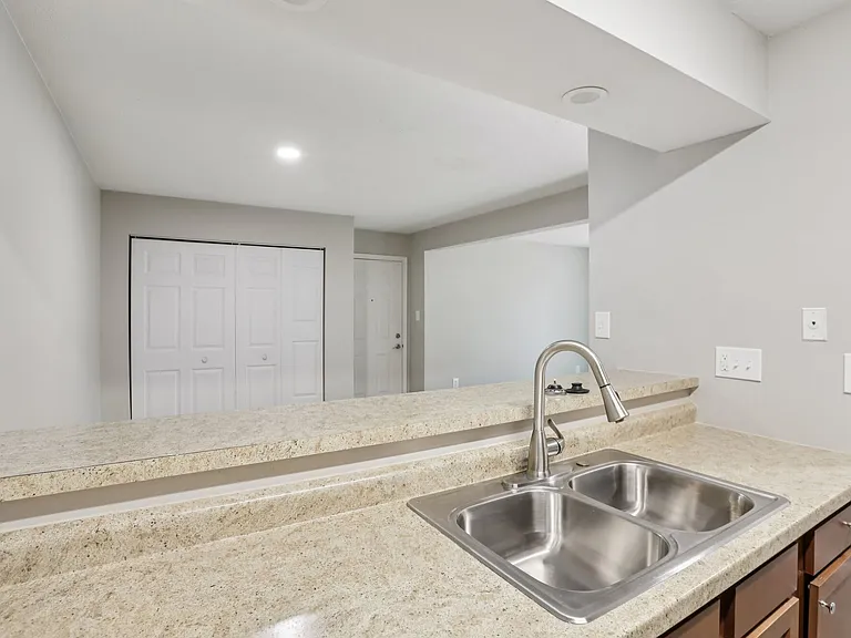 Twyckenham Apartments — Photo 18
