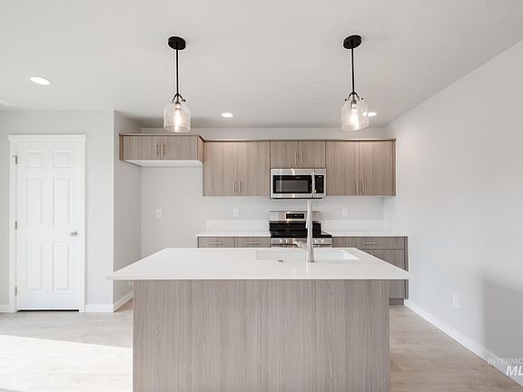 4th image of 10776 Rutland St