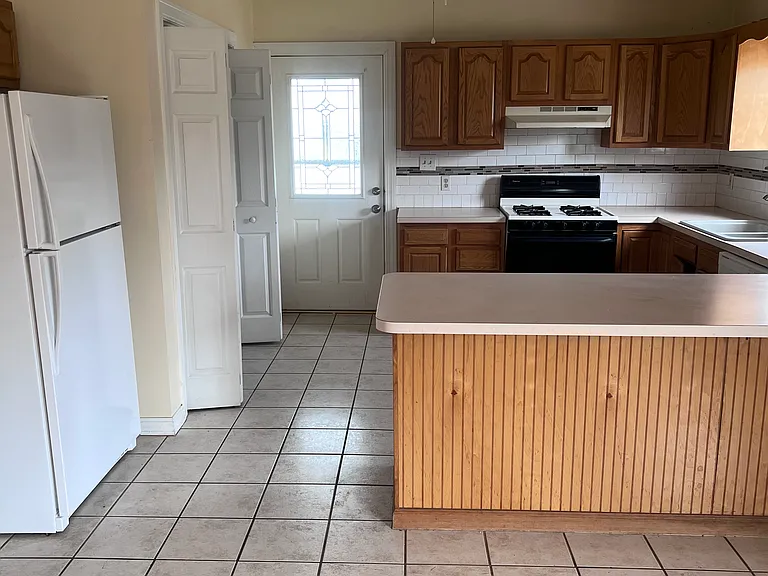 kitchen with breakfast bar