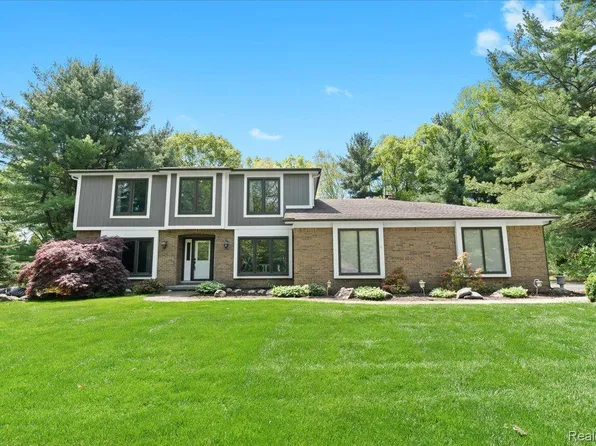 6588 White Pines Dr, Brighton, MI 48116