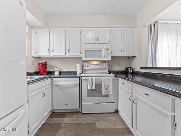 4th image of 10 Pine Tree Road #122