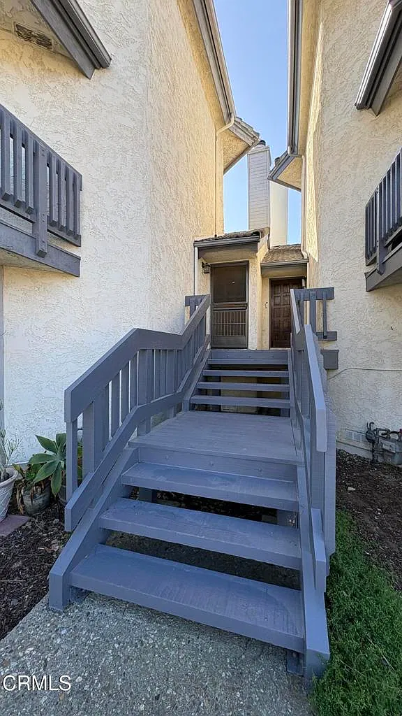 3 bed, 2.0 bath, 2348 sqft, $4,500 — Photo 2