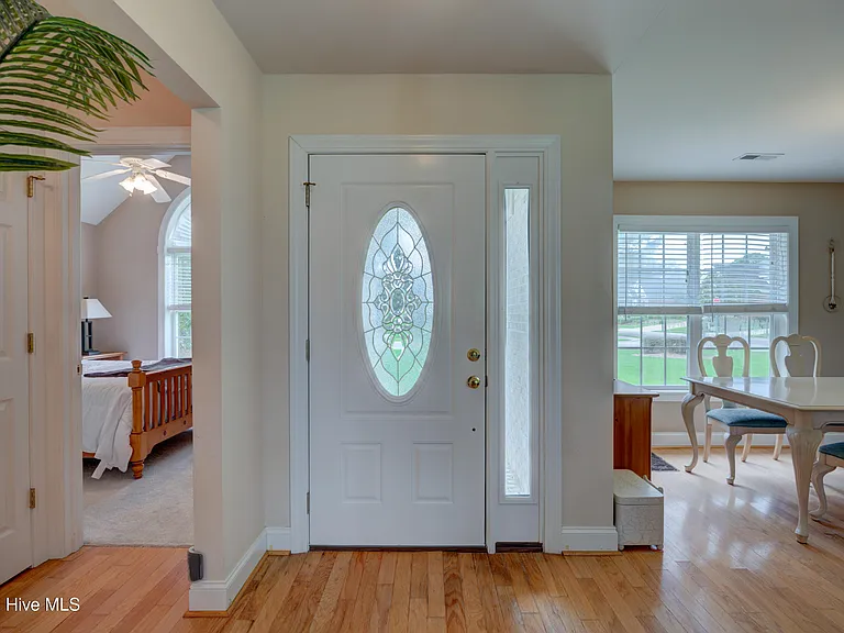 1511 Edgefield Ct — Photo 2