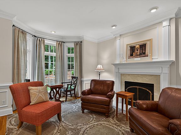 5th image of 443 Valley Ln