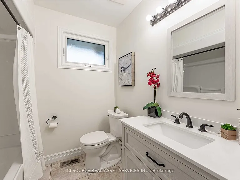 27 Brenlyn Ct #UPPER — Photo 10