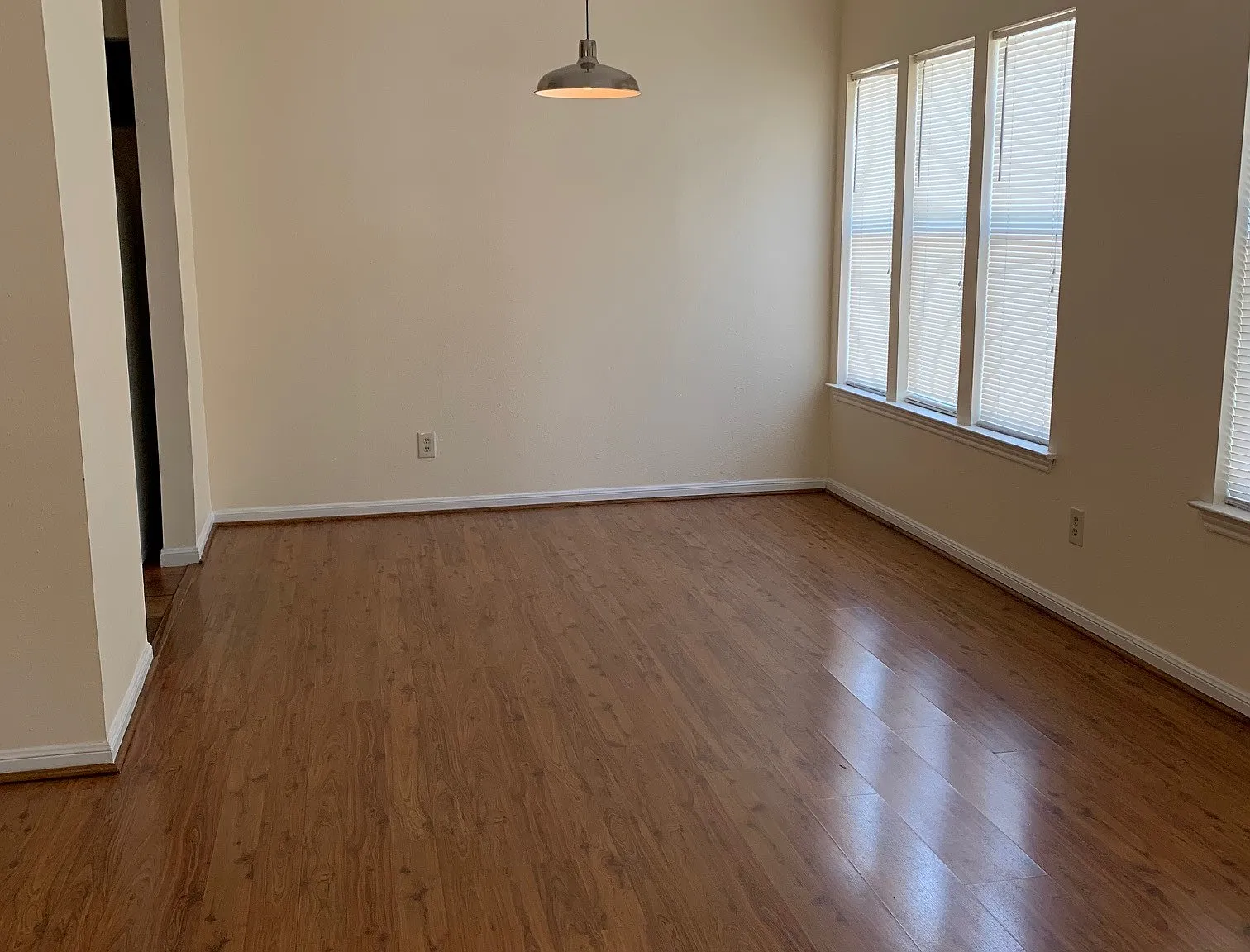 2 bed, 857 sqft, $1,900 — Photo 3