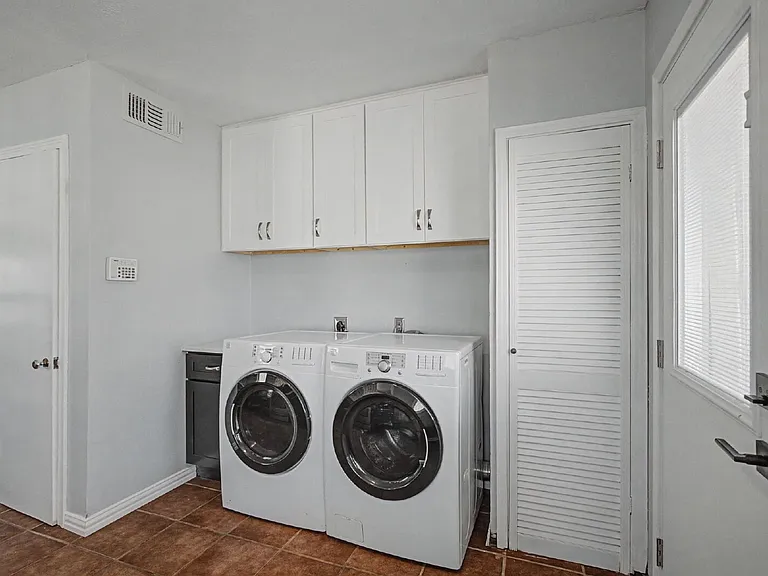 422 N Pecan St — Photo 10