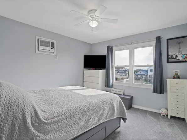 48 Gotham Avenue image 16 of 38