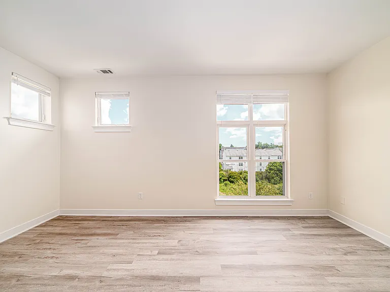 2221 Pretty Lake Ave — Photo 41