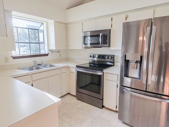 3rd image of 3330 Chatsworth Ln