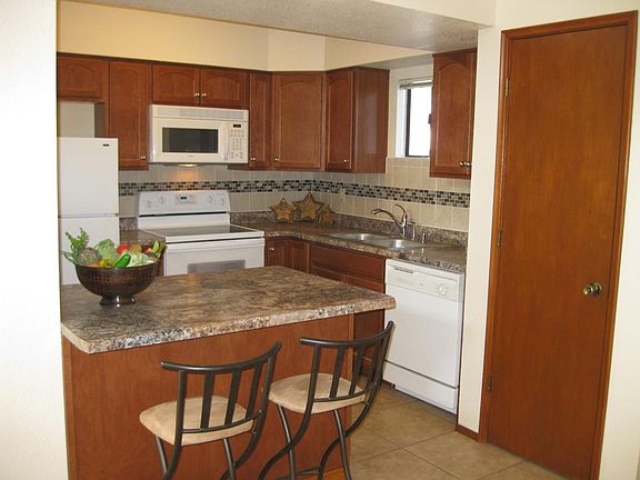 Beautiful Remodeled Kitchen w/ Breakfast Bar and Pantry Closet