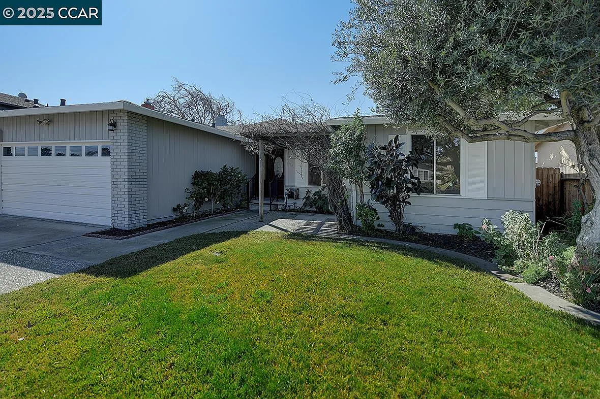 108 E Lake Dr photo 1