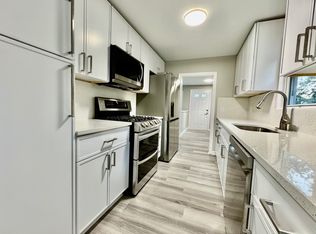 728 Busch Rd, Glen Ellyn, IL 60137