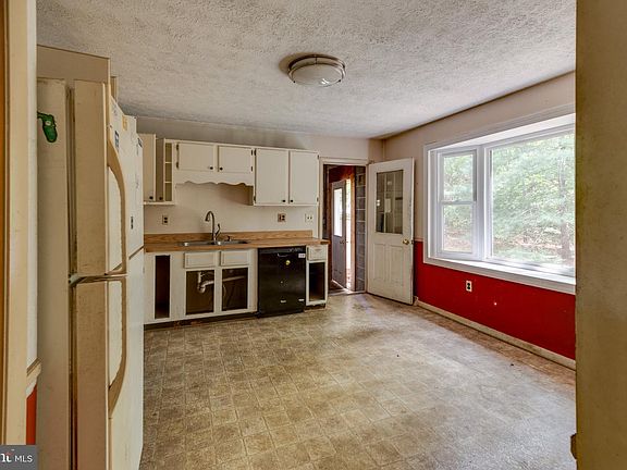 3rd image of 37745 Asher Rd