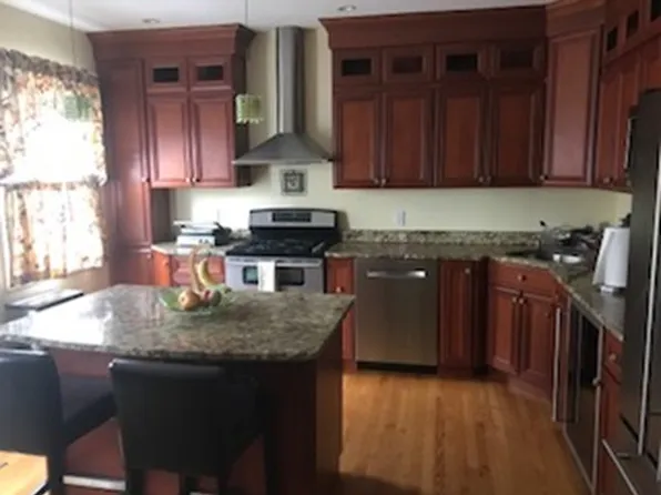 12 City Point Ct, Boston, MA 02127