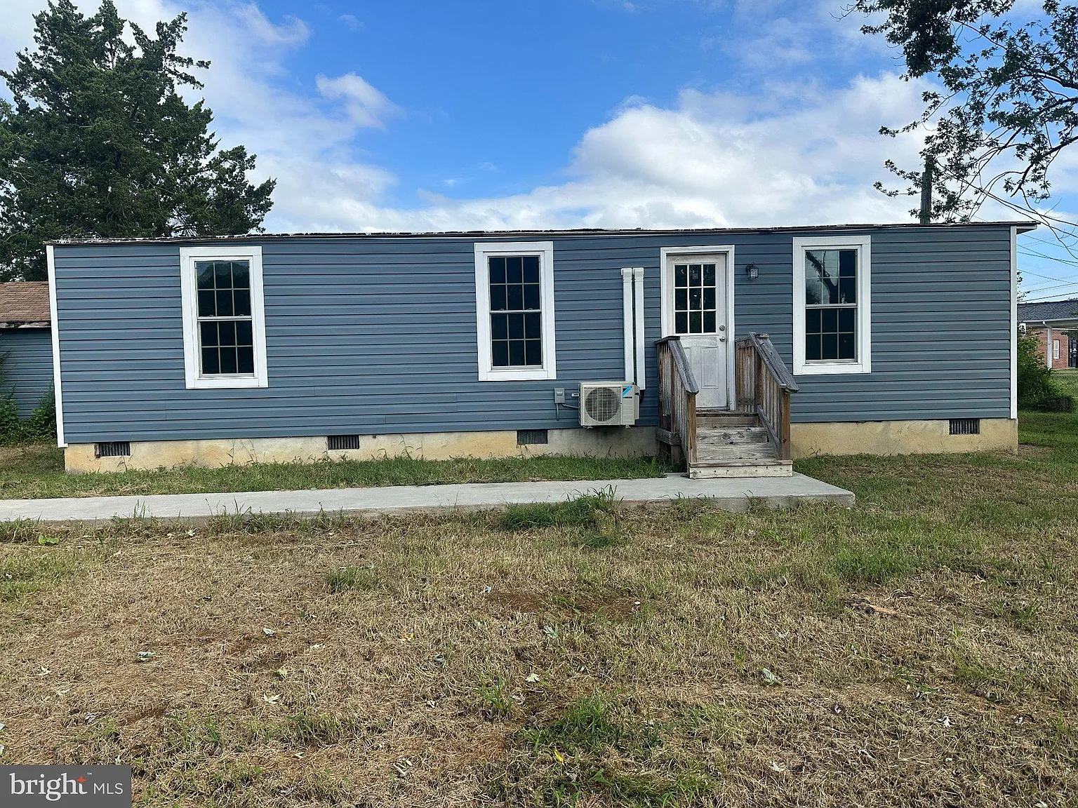 3 bed, 1.0 bath, 984 sqft, $1,800 — Photo 1