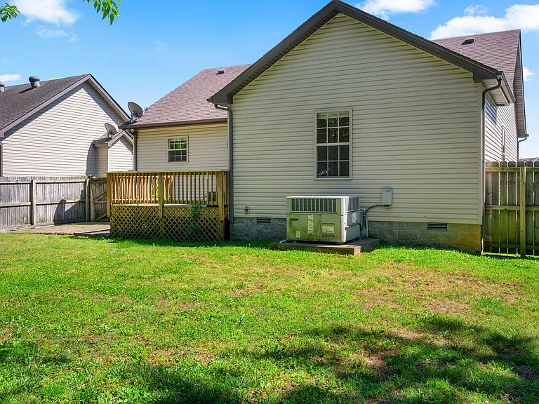 552 Falkland Cir — Photo 25
