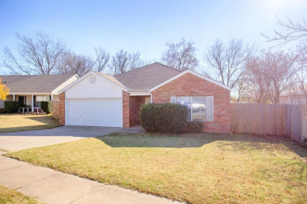 1028 Pinelake — Photo 1