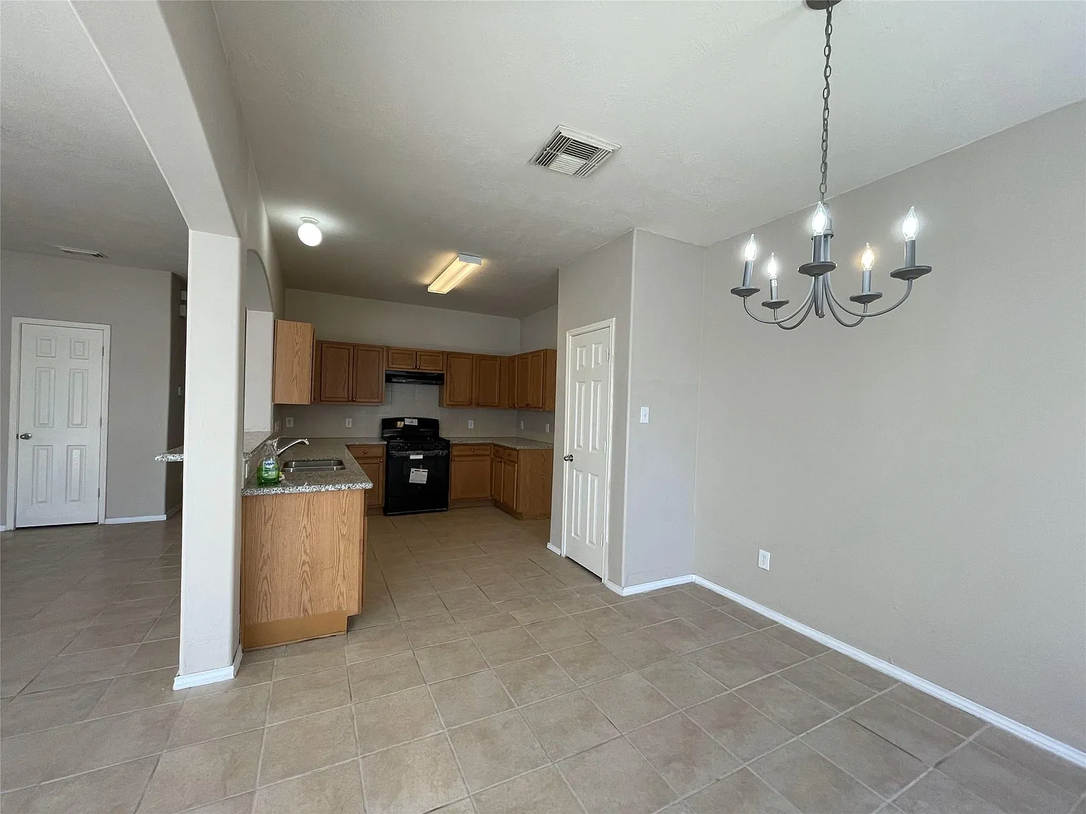 3 bed, 2.5 bath, 1907 sqft, $1,800 — Photo 2