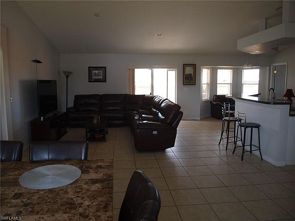 3rd image of 2212 NE 10th Ave