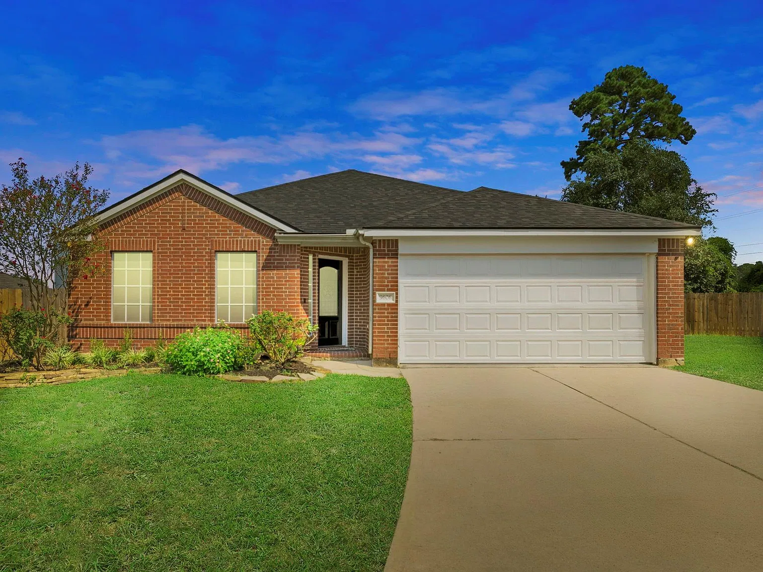 4 bed, 2.0 bath, 2001 sqft, $2,100 — Photo 1