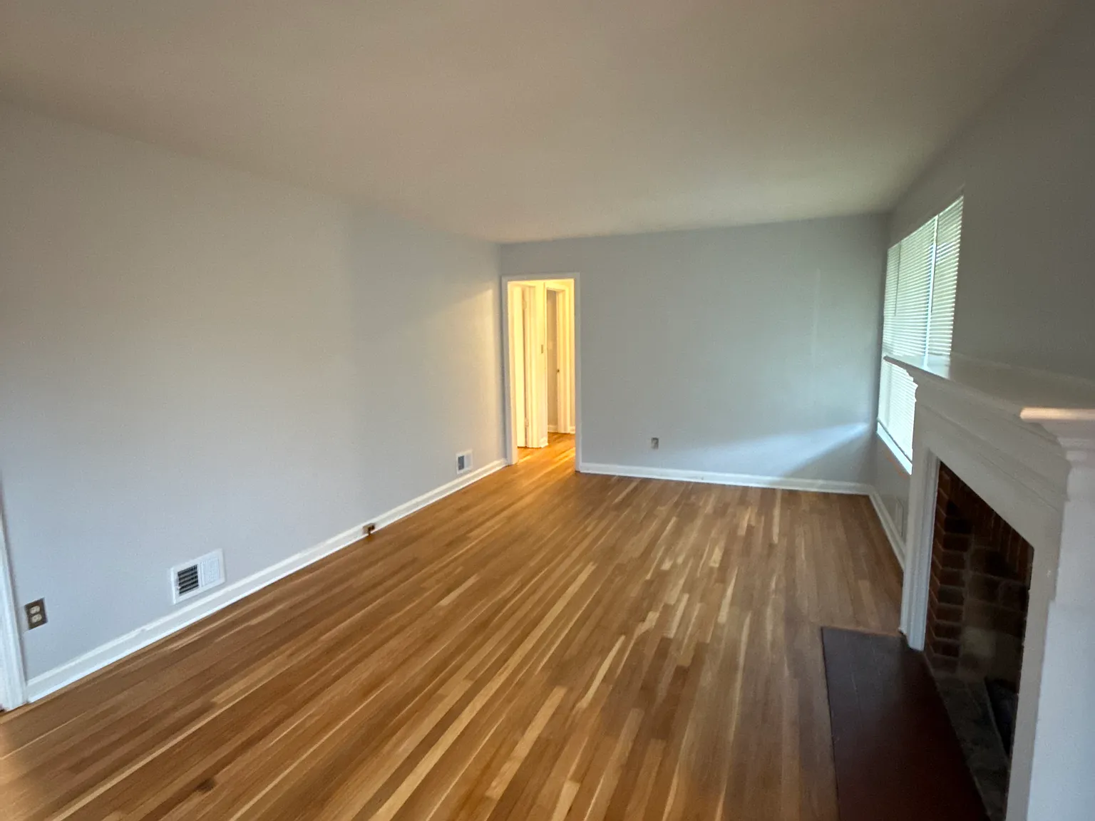 5 bed 2 bath house in Garret Park — Photo 2