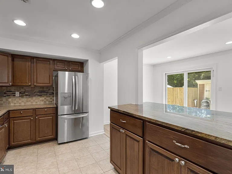 2407 Alsop Ct — Photo 9