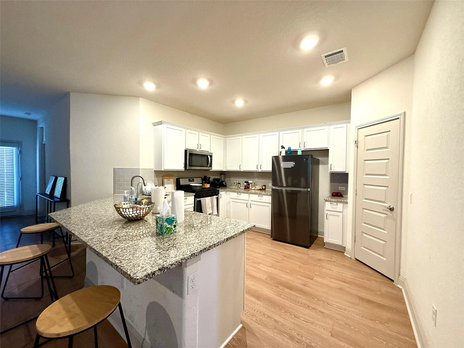 4 bed, 2.0 bath, 1922 sqft, $2,500 — Photo 4