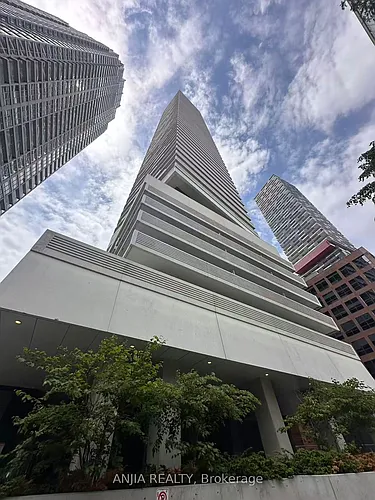 2221 Yonge St Photo 1