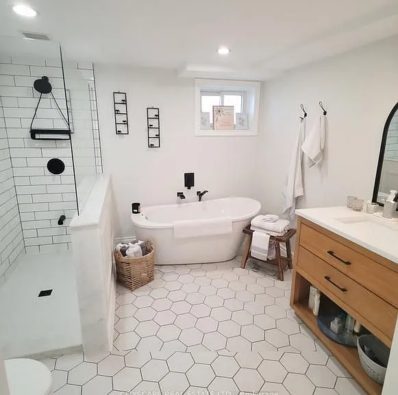 891 Curtis Cres — Photo 13