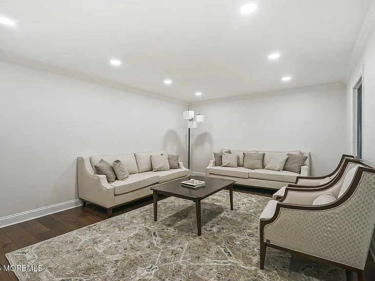 16 Phyllis Pl — Photo 6