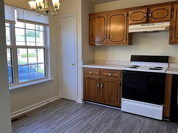 3rd image of 3255 Tower Dr APT B
