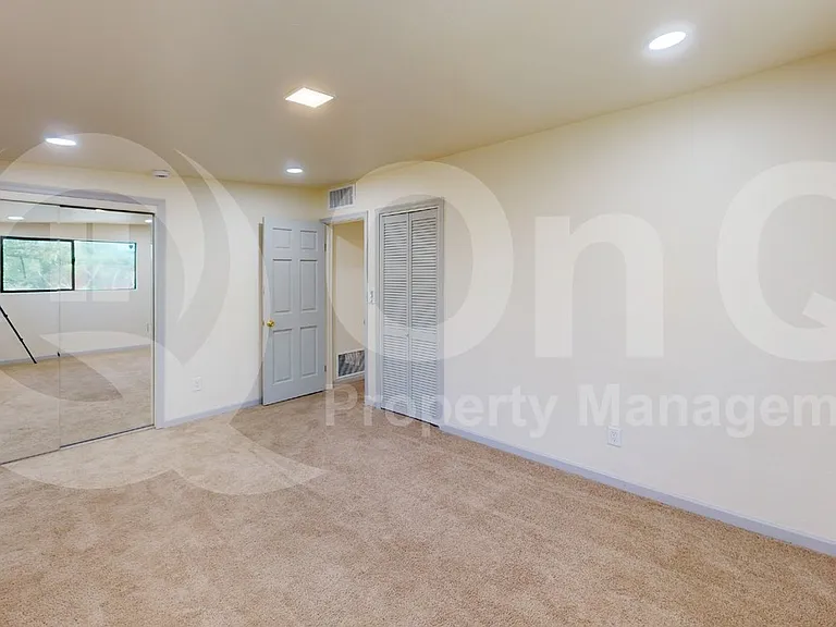 2526 E Allen Rd — Photo 9