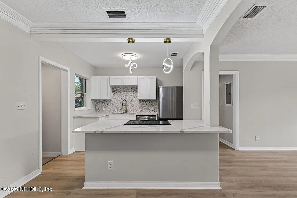 3 bed, 1.0 bath, 991 sqft, $1,450 — Photo 1
