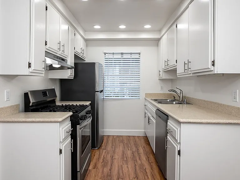 616 W Wilson Ave — Photo 7