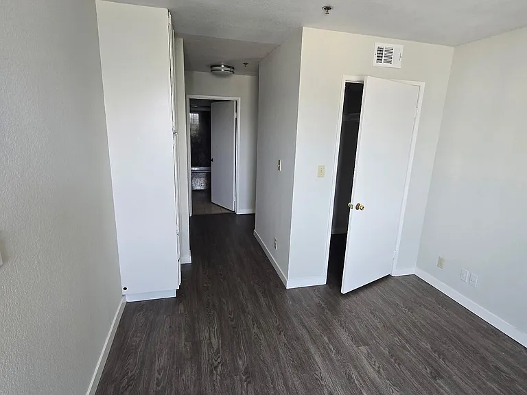Venice Apartments — Photo 13