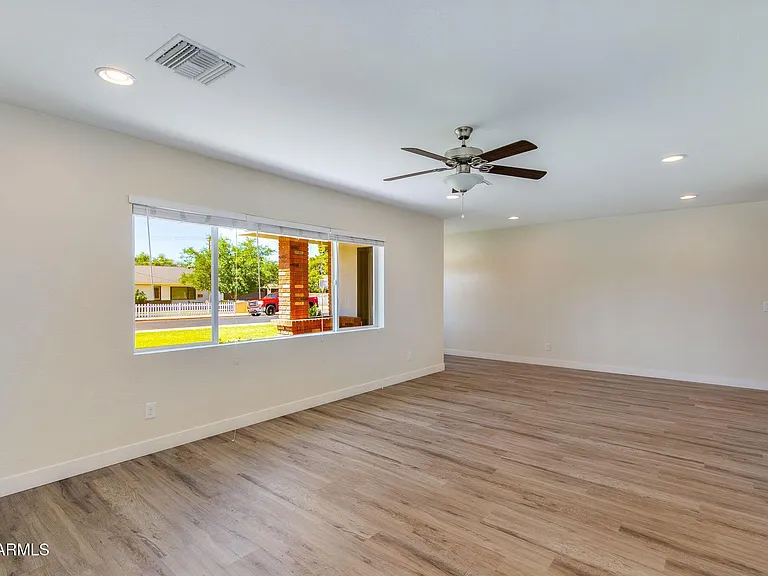 5002 E Mitchell Dr — Photo 3
