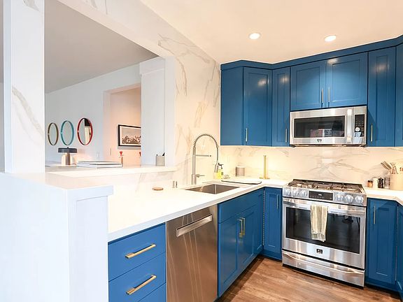 3rd image of 937 5th St APT 6