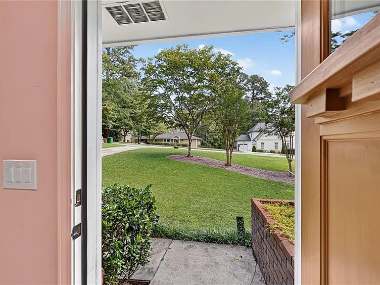 4100 Shawnee Ln NE — Photo 3