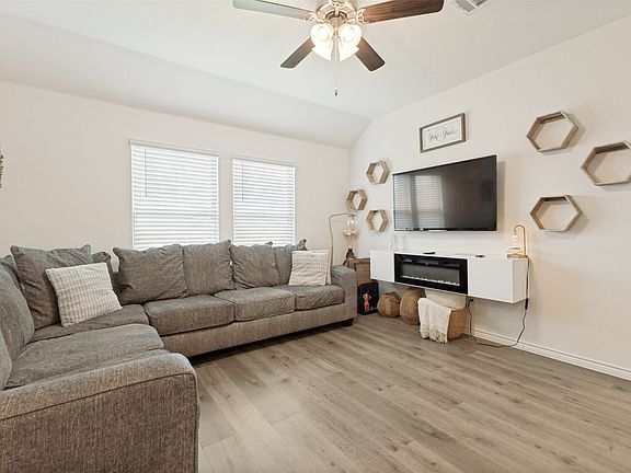 5th image of 756 Daybreak Ln
