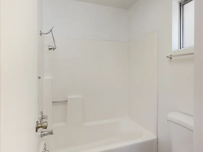 1316 W 13th St — Photo 22