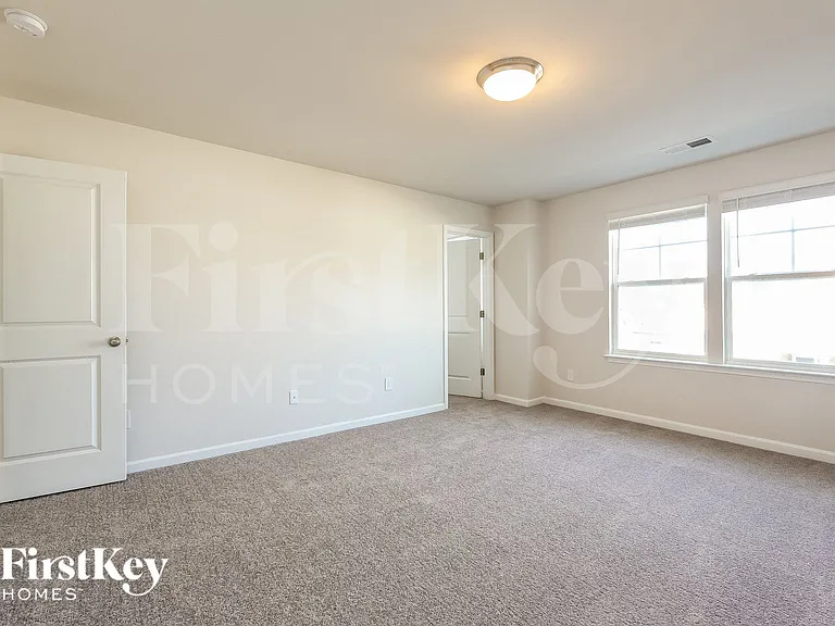 558 Hillpark Ln — Photo 13