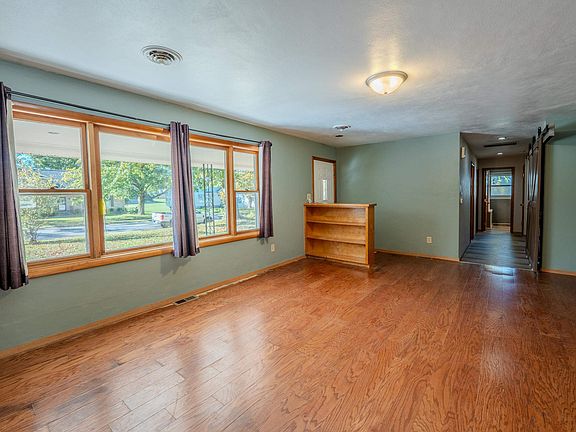 3rd image of 1427 S Walnut Ave