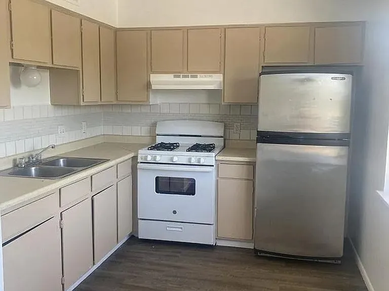 302 Texas St NE — Photo 1