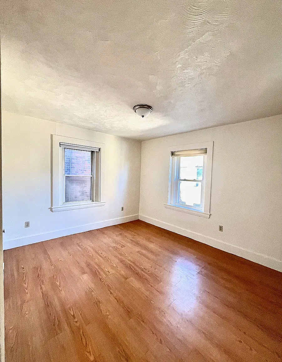 4 bed, 9999 sqft, $3,400 — Photo 3