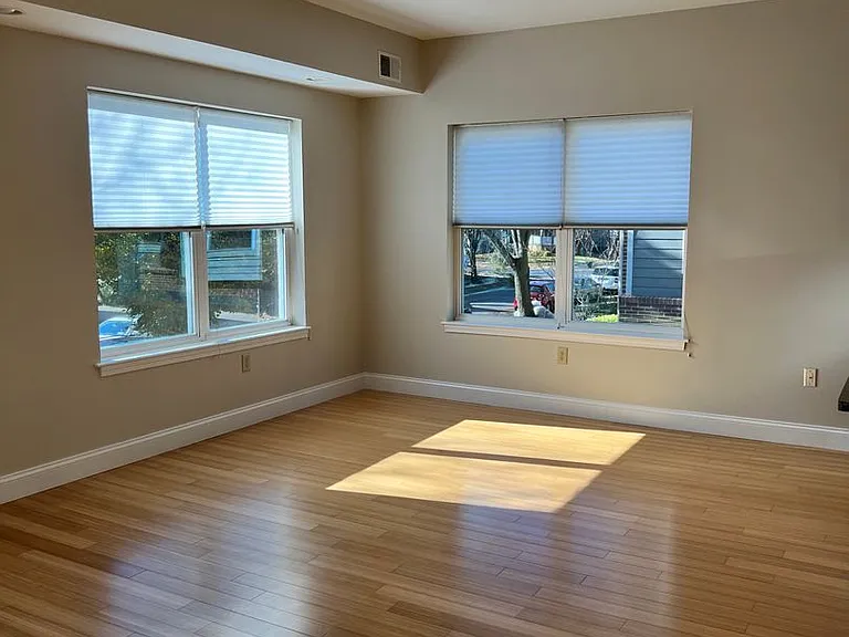 305 W Utica St — Photo 14