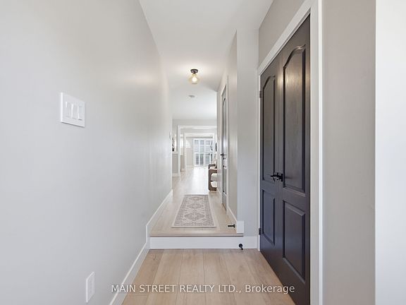 3rd image of 90 Four Seasons Cres