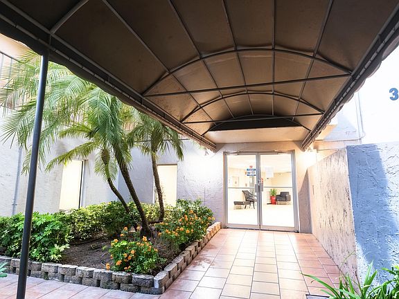 4th image of 3930 Inverrary Boulevard #303