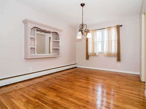 5th image of 10 Bart Dr