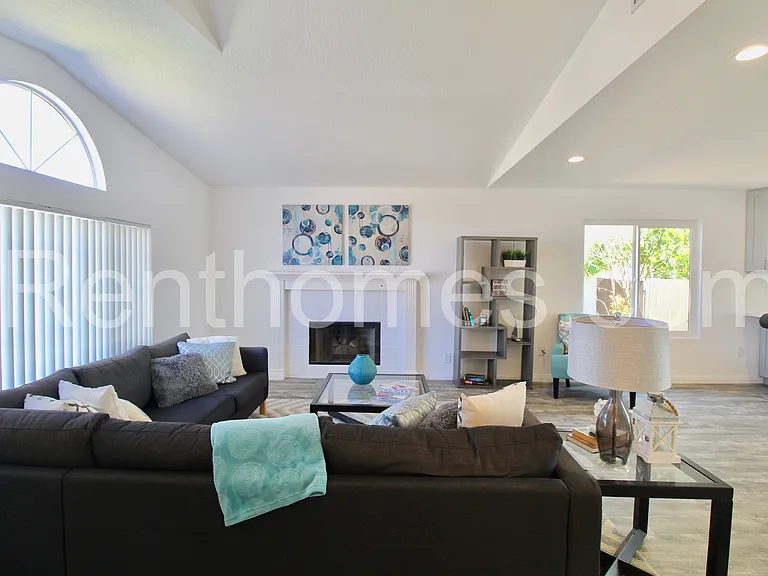 11327 Linares St — Photo 3